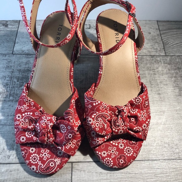 Torrid Red Bandana Print Chunky Cork Heels Ankle Buckle Size 9WW Women - Picture 3 of 16